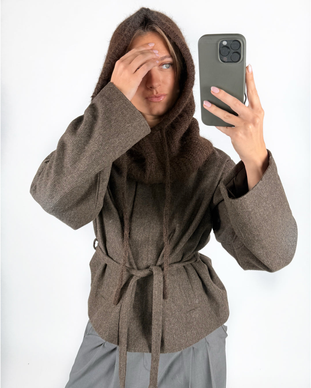 Modelfoto af pige med brun KATHERINE balaclava og brun DARLA jakke. Alt er fra BySofieSønderby.