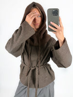 Modelfoto af pige med brun KATHERINE balaclava og brun DARLA jakke. Alt er fra BySofieSønderby.