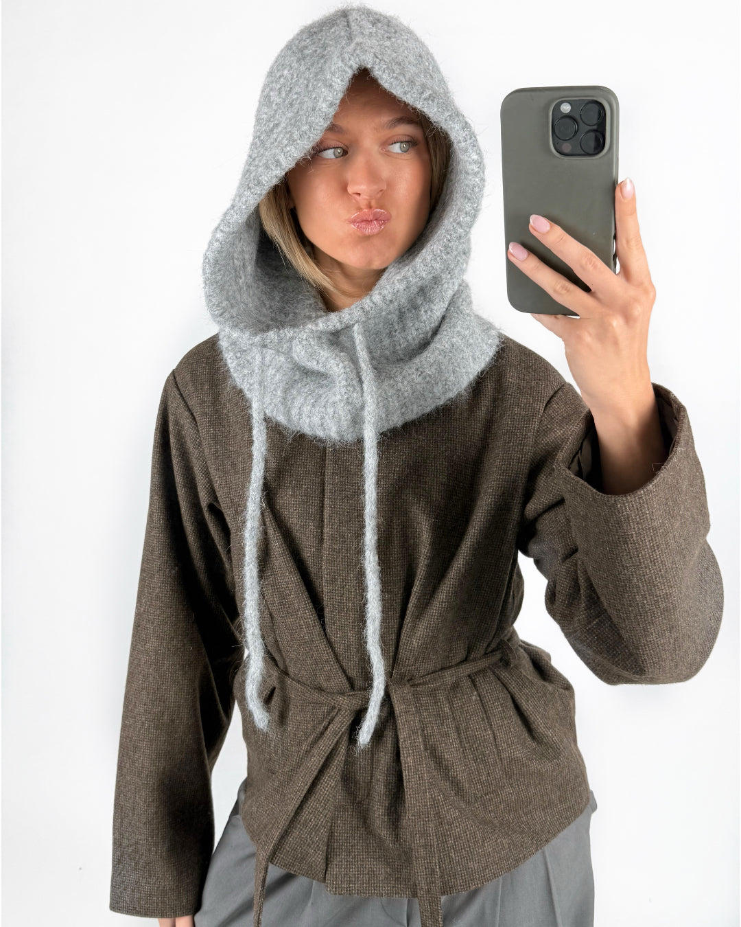 Modelfoto af pige med grå KATHERINE balaclava og brun DARLA jakke. Alt er fra BySofieSønderby.