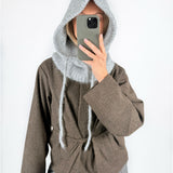 Modelfoto af pige med grå KATHERINE balaclava og brun DARLA jakke. Alt er fra BySofieSønderby.