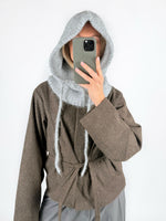 Modelfoto af pige med grå KATHERINE balaclava og brun DARLA jakke. Alt er fra BySofieSønderby.