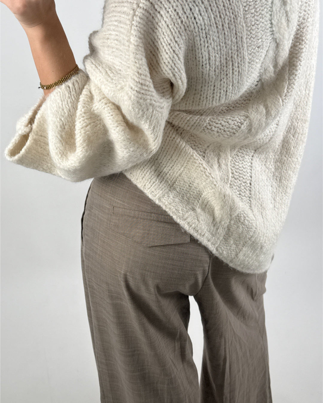 Modelbillede af beige KEIRA striktrøje. Set bagfra. Fra BySofieSønderby