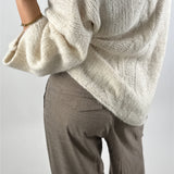 Modelbillede af beige KEIRA striktrøje. Set bagfra. Fra BySofieSønderby