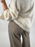 Modelbillede af beige KEIRA striktrøje. Set bagfra. Fra BySofieSønderby