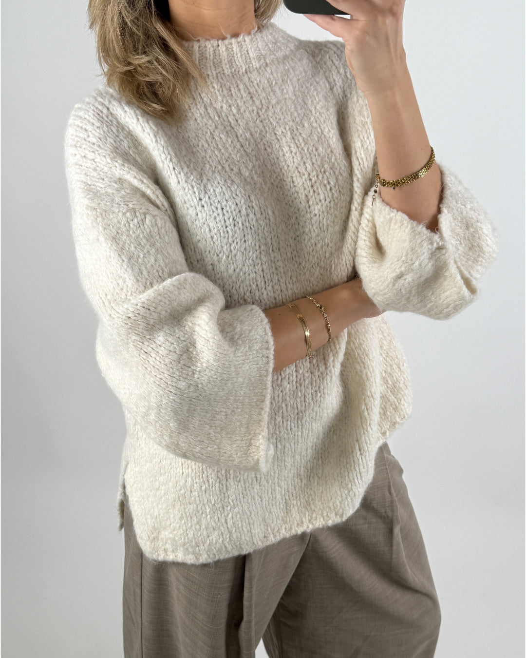 Modelbillede af beige KEIRA striktrøje. Set forfra. Fra BySofieSønderby