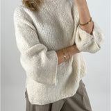 Modelbillede af beige KEIRA striktrøje. Set forfra. Fra BySofieSønderby