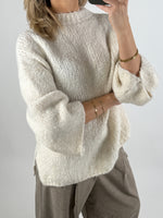 Modelbillede af beige KEIRA striktrøje. Set forfra. Fra BySofieSønderby