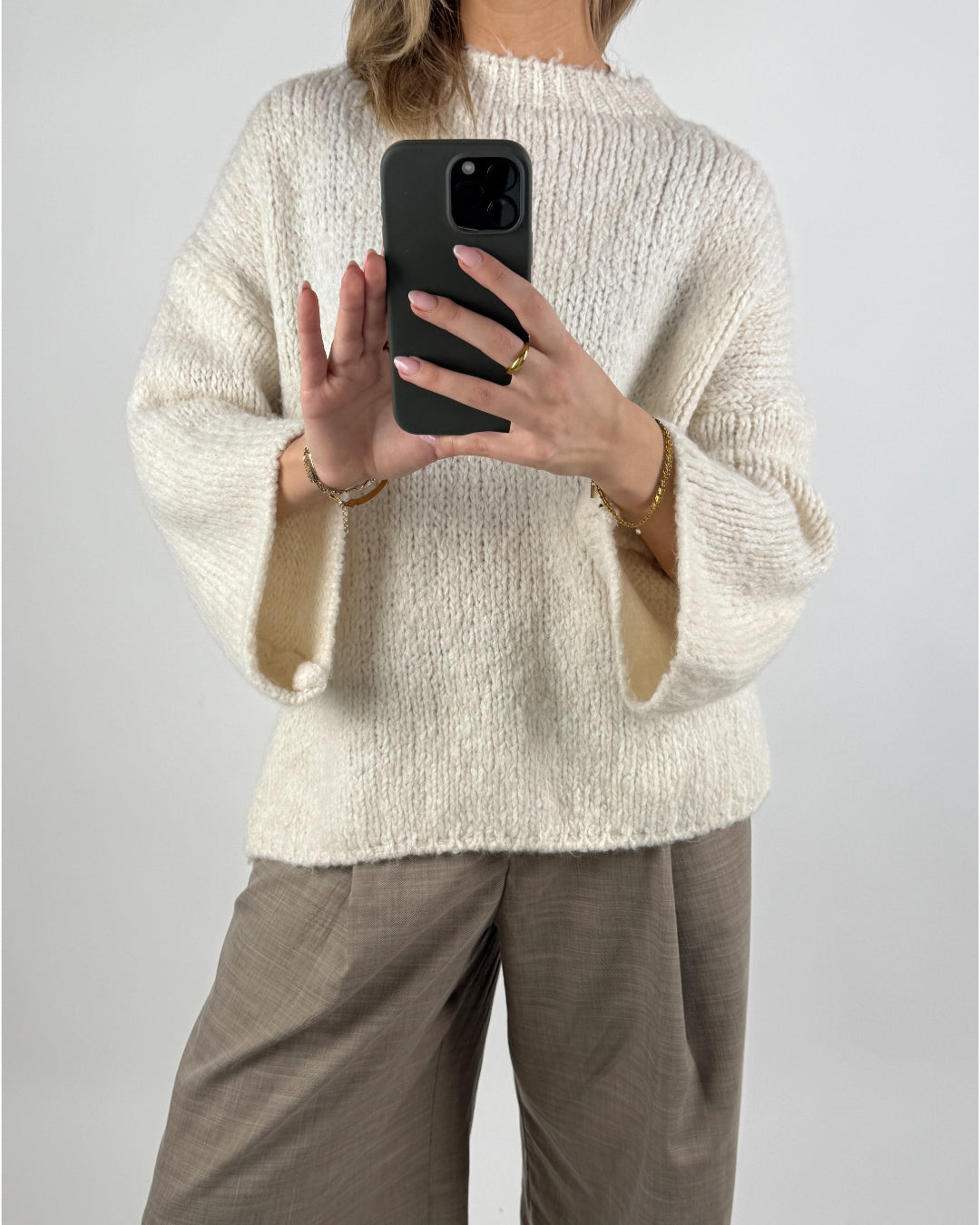 Modelbillede af beige KEIRA striktrøje. Set forfra. Fra BySofieSønderby