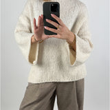 Modelbillede af beige KEIRA striktrøje. Set forfra. Fra BySofieSønderby