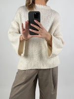 Modelbillede af beige KEIRA striktrøje. Set forfra. Fra BySofieSønderby