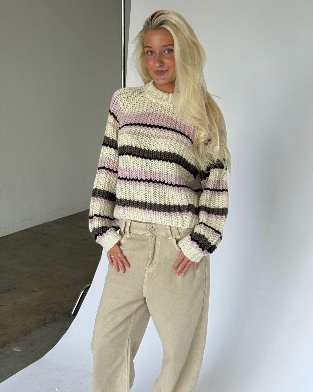 Modelbillede af KELLY langærmet strik i creme-lyserød. Fra BySofieSønderby