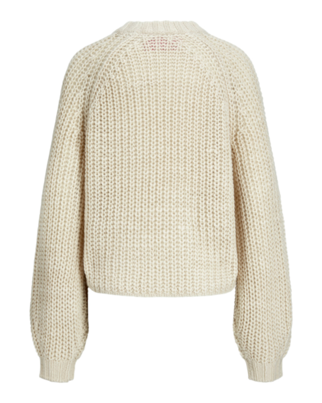 Trøje i beige, grov strik ligger fladt mod hvid baggrund. Den har lange ærmer og en rund halsudskæring, der skaber et hyggeligt og stilfuldt look.