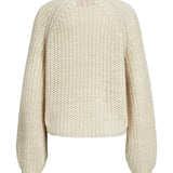 Trøje i beige, grov strik ligger fladt mod hvid baggrund. Den har lange ærmer og en rund halsudskæring, der skaber et hyggeligt og stilfuldt look.