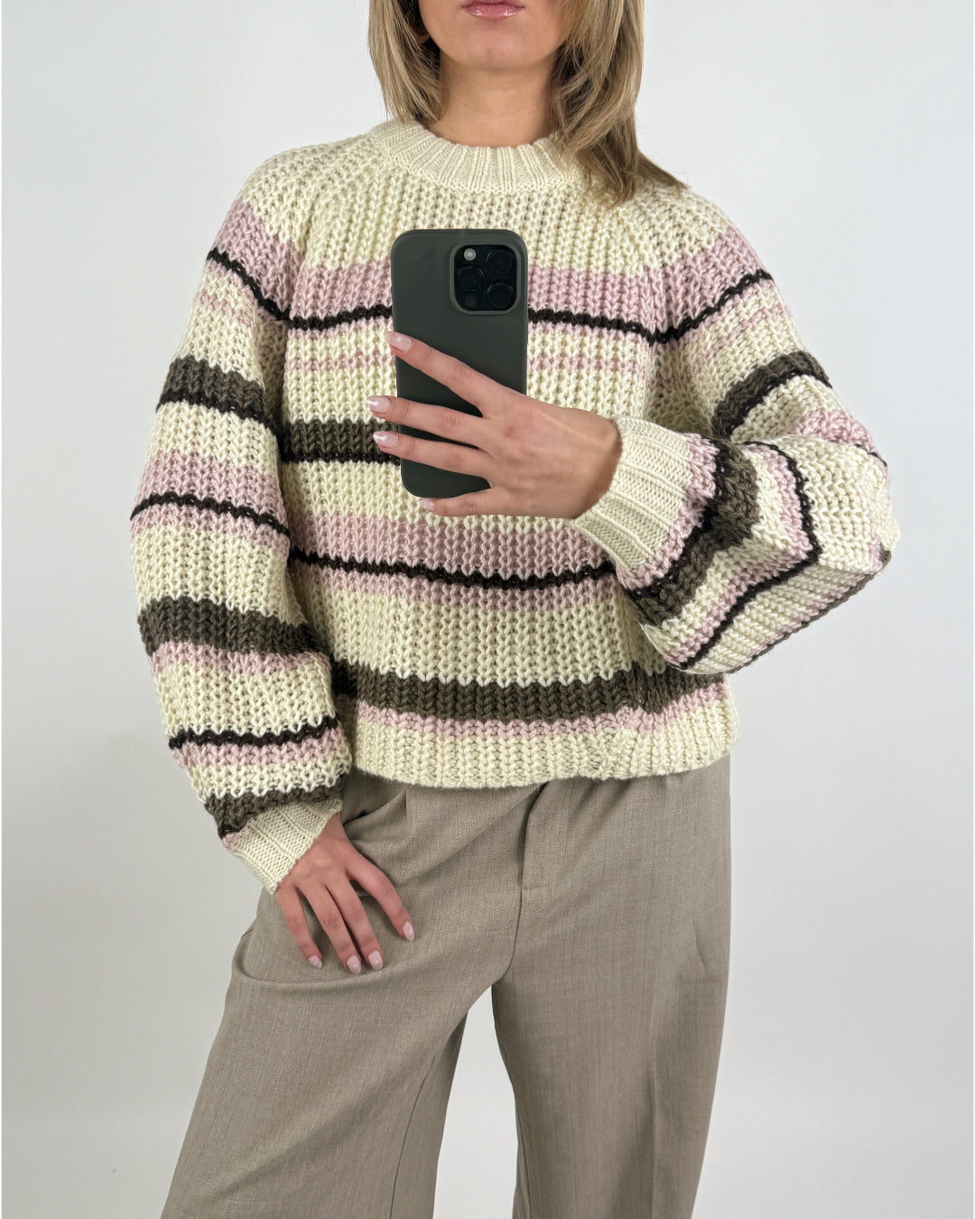 Stemningsbillede af pige der bærer en beige-lyserød KELLY striktrøje. Fra BySofieSønderby