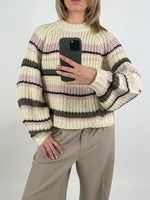 Stemningsbillede af pige der bærer en beige-lyserød KELLY striktrøje. Fra BySofieSønderby