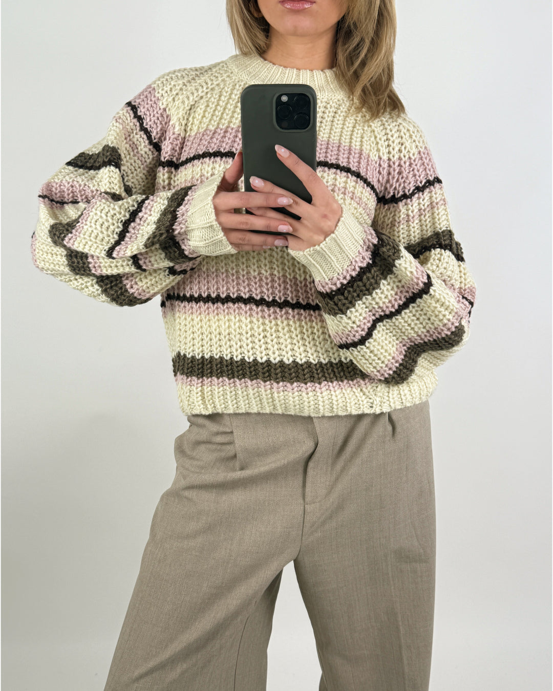 Stemningsbillede af pige der bærer en beige-lyserød KELLY striktrøje. Fra BySofieSønderby