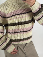 Stemningsbillede af pige der bærer en beige-lyserød KELLY striktrøje. Fra BySofieSønderby