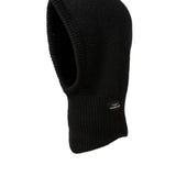 En sort balaclava med tætstrikket materiale båret i en enkel, neutral hvid baggrund. Små teksturmærker viser en diskret etiket med teksten "JACK & JONES".