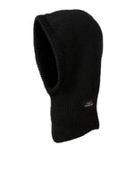 En sort balaclava med tætstrikket materiale båret i en enkel, neutral hvid baggrund. Små teksturmærker viser en diskret etiket med teksten "JACK & JONES".