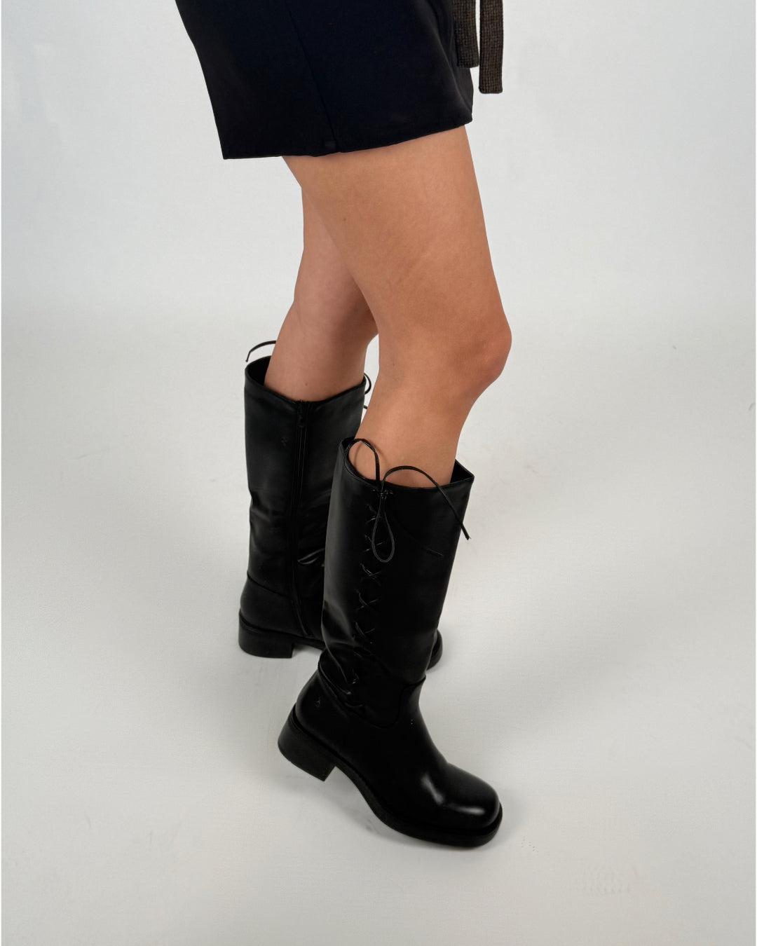 Modelfoto af pige i sorte KIMBER støvler med snører på siden. Fra BySofieSønderby.