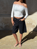 Modelbillede af KINSLEY off shoulder bluse, hvid og TOKYO jorts, sort. Begge fra BySofieSønderby