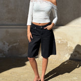 Modelbillede af KINSLEY off shoulder bluse, hvid og TOKYO jorts, sort. Begge fra BySofieSønderby