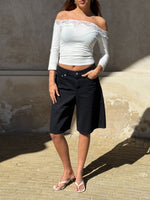 Modelbillede af KINSLEY off shoulder bluse, hvid og TOKYO jorts, sort. Begge fra BySofieSønderby