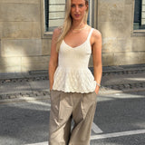 Modelbillede af KITTY top, creme. Fra BySofieSønderby