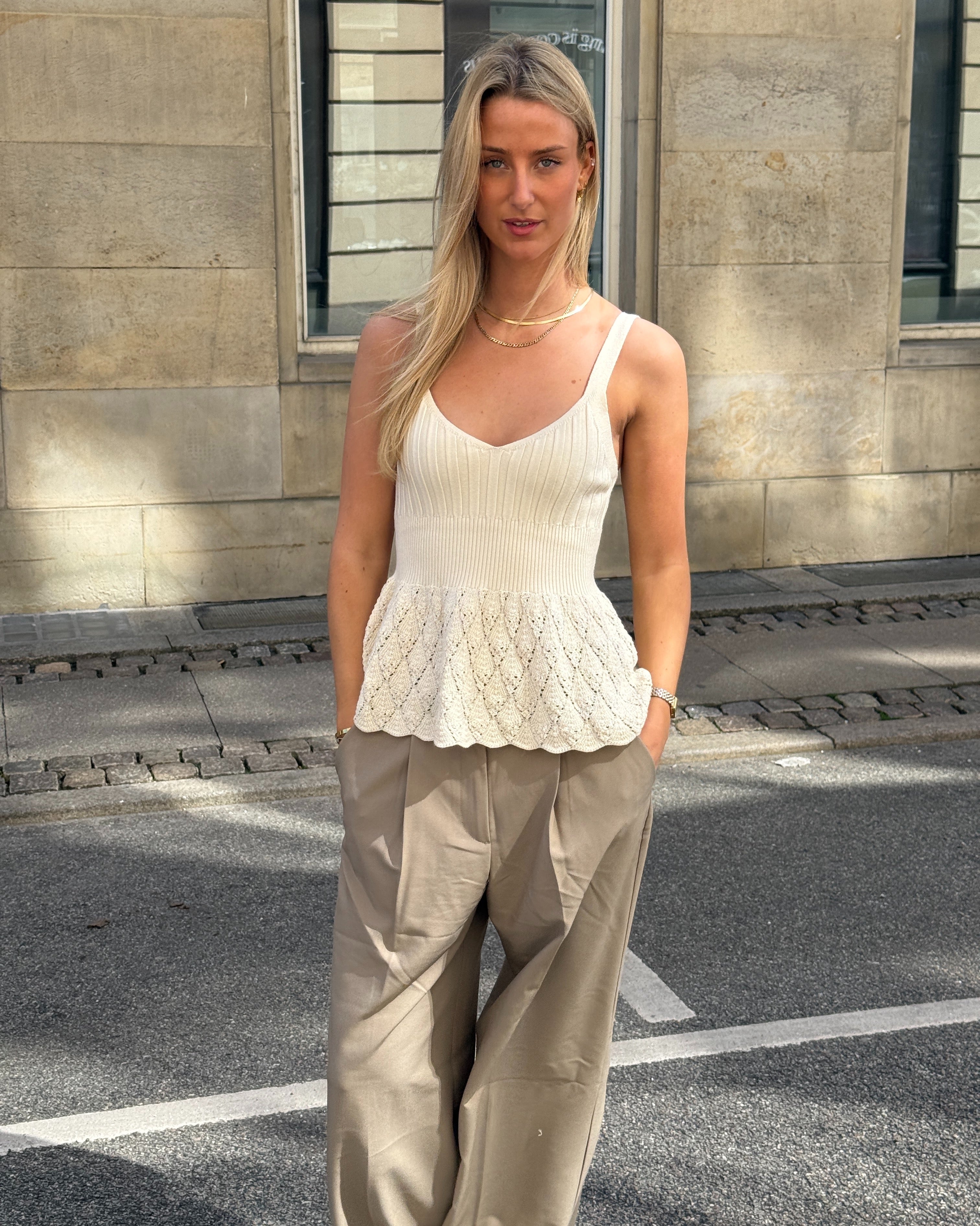 Modelbillede af KITTY top, creme. Fra BySofieSønderby