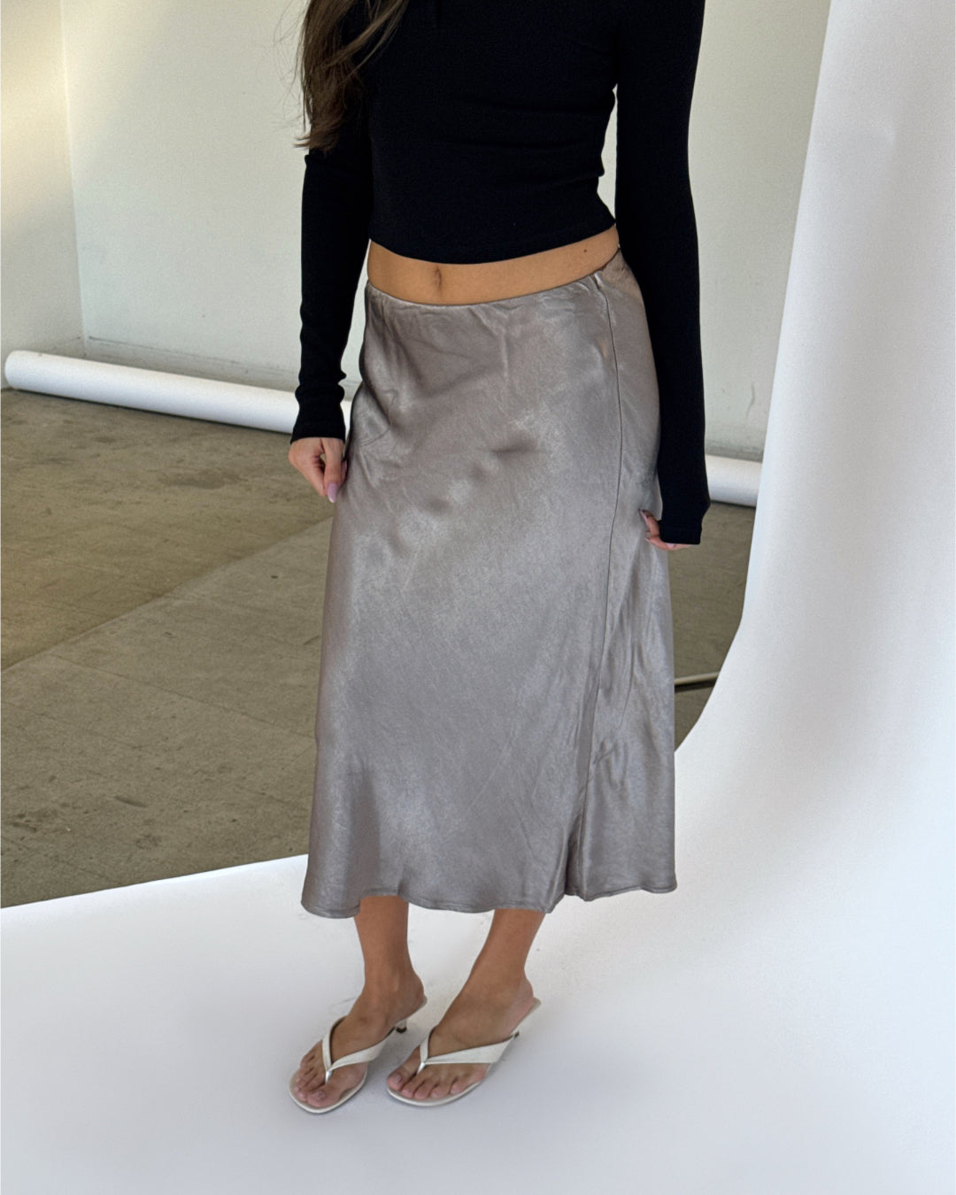 Modelbillede af sand farvet KLARA nederdel. Set forfra. Fra BySofieSønderby