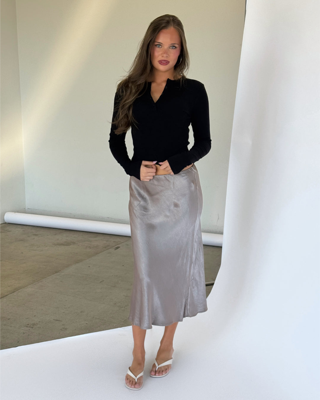 Modelbillede af sand farvet KLARA nederdel. Set forfra. Fra BySofieSønderby