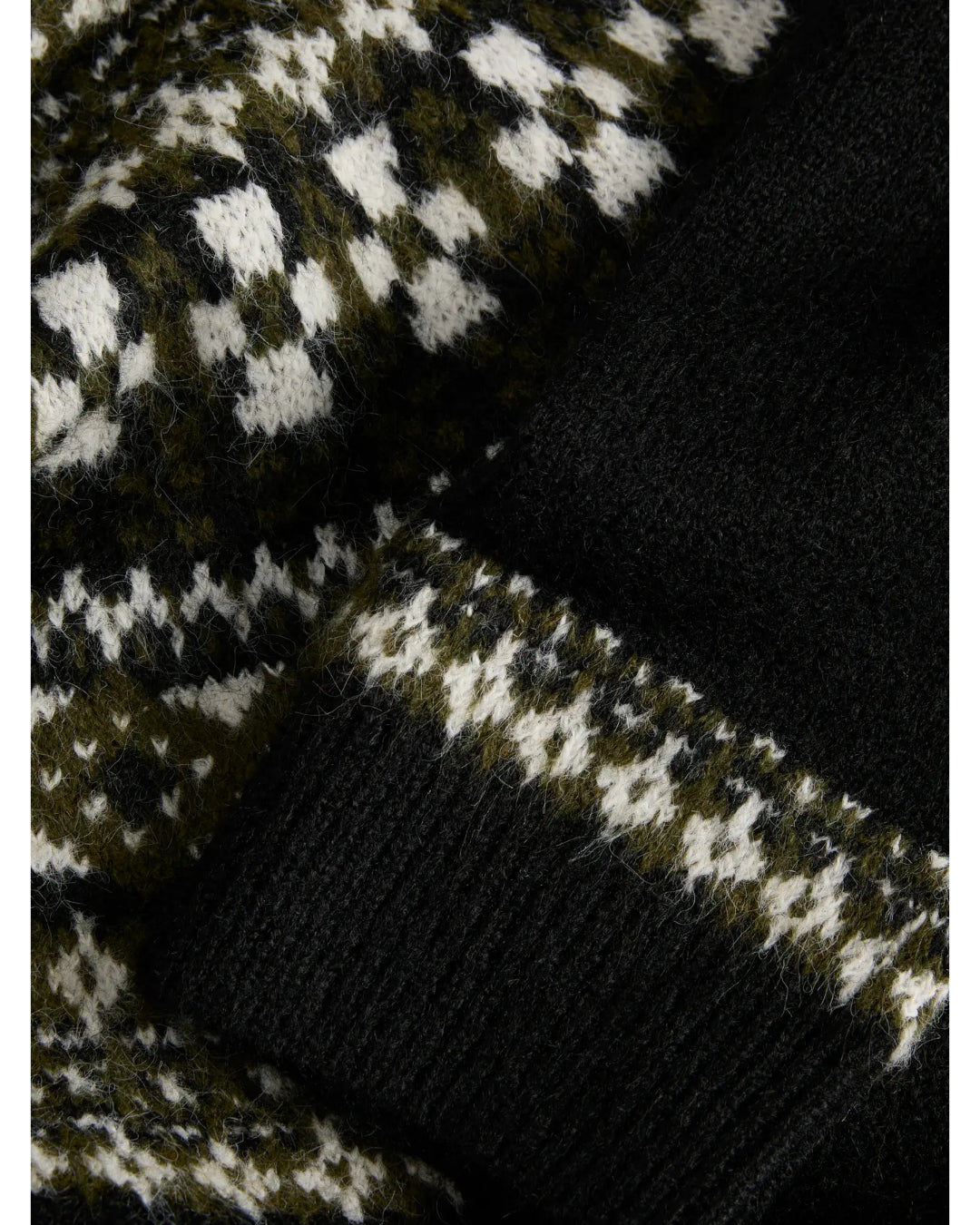 Detaljebillede af sort KRISTIN striktrøje. Fra BySofieSønderby.