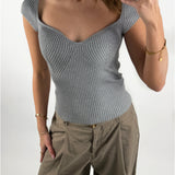 Modelbillede af grå LAINEY top. Set forfra. Fra BySofieSønderby