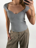 Modelbillede af grå LAINEY top. Set forfra. Fra BySofieSønderby