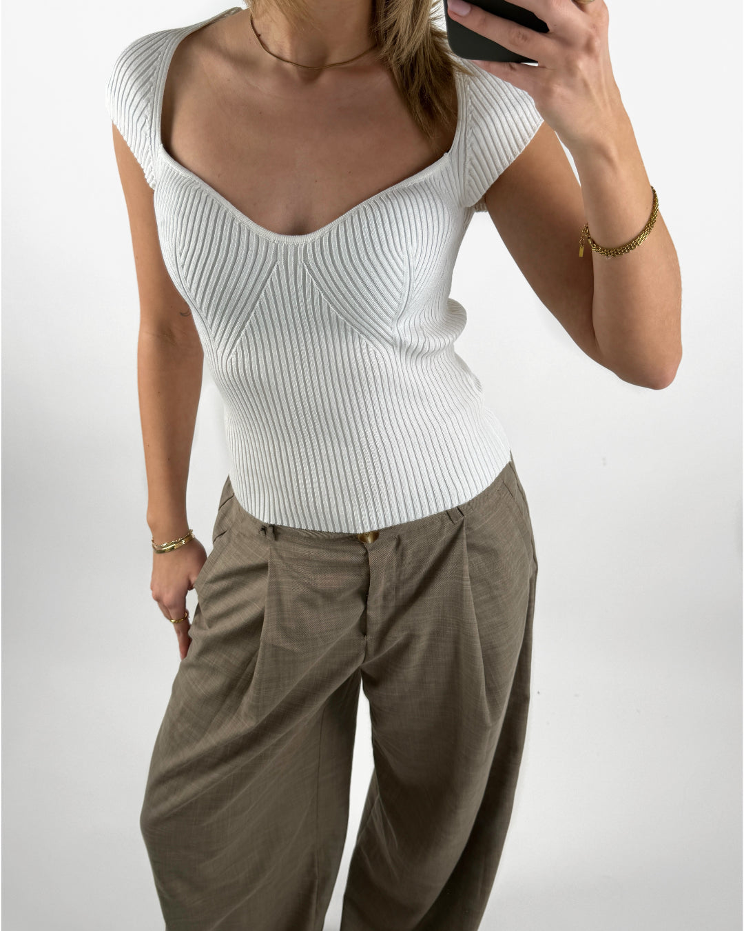 Modelbillede af hvid LAINEY top. Set forfra. Fra BySofieSønderby