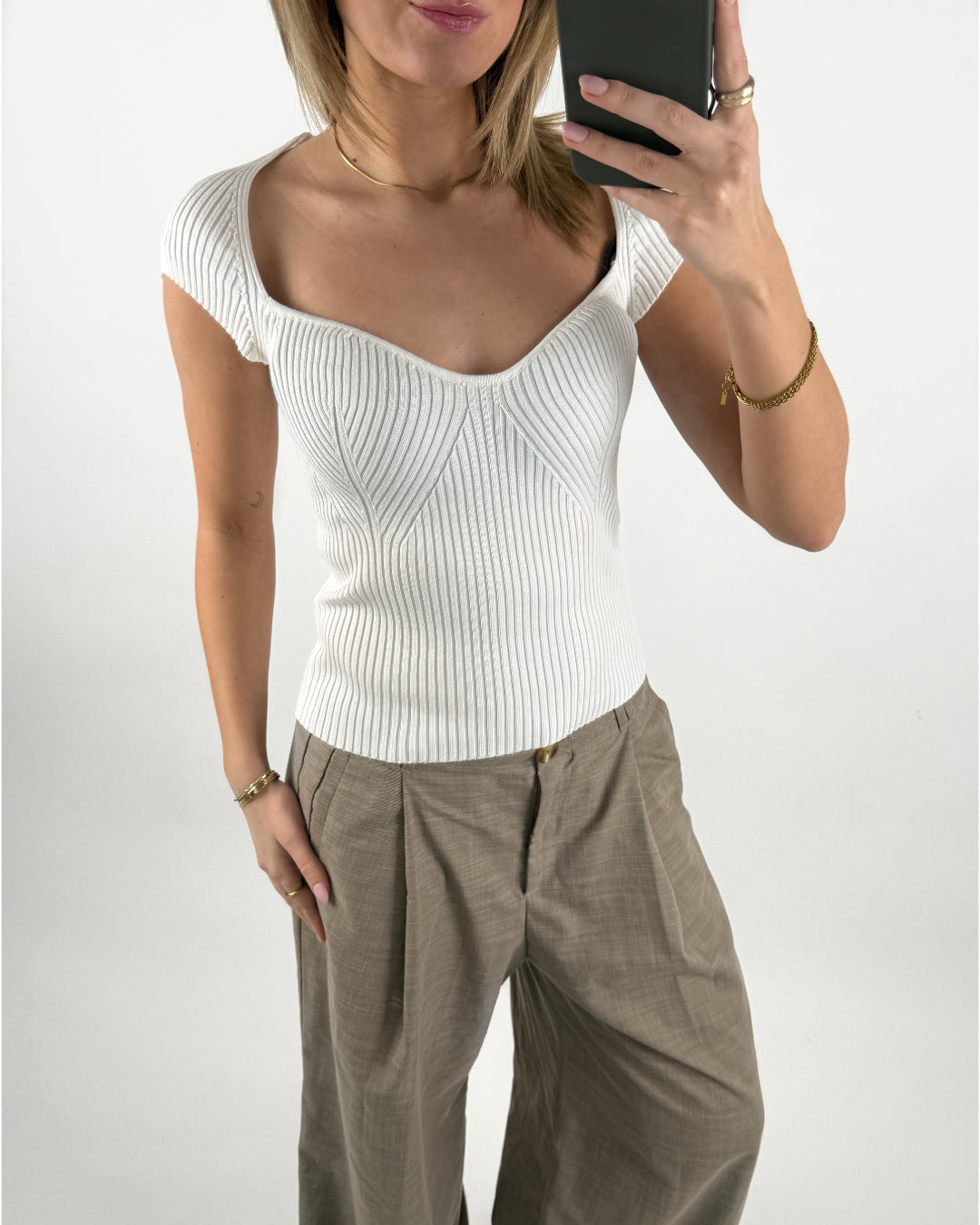 Modelbillede af hvid LAINEY top. Set forfra. Fra BySofieSønderby