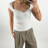 Modelbillede af hvid LAINEY top. Set forfra. Fra BySofieSønderby