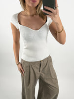 Modelbillede af hvid LAINEY top. Set forfra. Fra BySofieSønderby