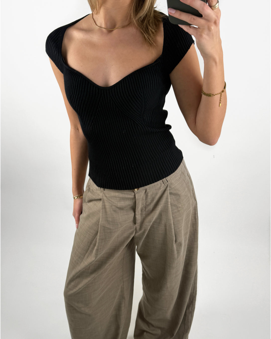 Modelbillede af sort LAINEY top. Set forfra. Fra BySofieSønderby