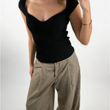 Modelbillede af sort LAINEY top. Set forfra. Fra BySofieSønderby