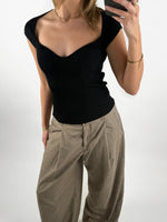 Modelbillede af sort LAINEY top. Set forfra. Fra BySofieSønderby