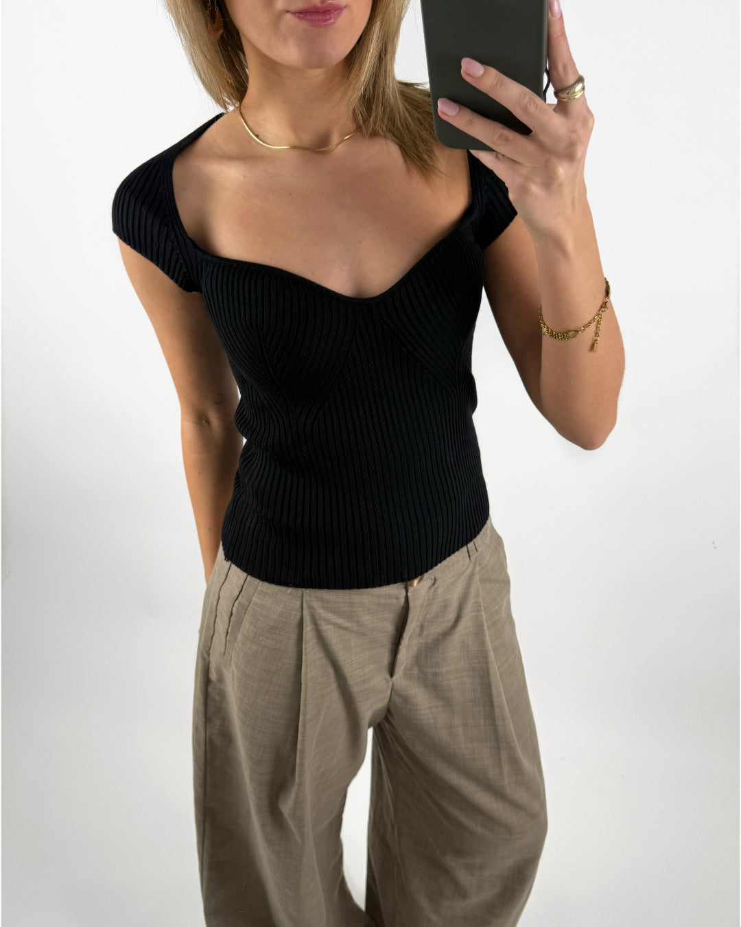 Modelbillede af sort LAINEY top. Set forfra. Fra BySofieSønderby