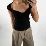 Modelbillede af sort LAINEY top. Set forfra. Fra BySofieSønderby