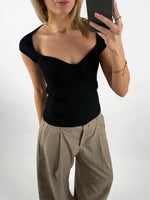 Modelbillede af sort LAINEY top. Set forfra. Fra BySofieSønderby