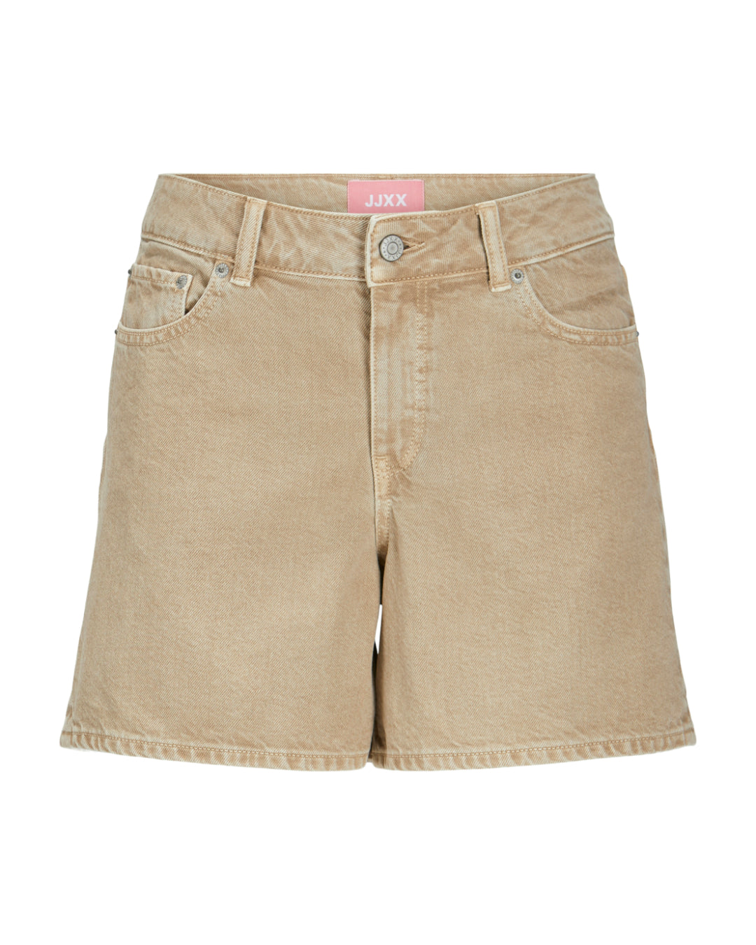 Beige denimshorts med lommer, knap og lynlås. Et lyserødt mærke med teksten "JJXX" er synligt indvendigt på linningen, som hænger i luften.