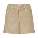 Beige denimshorts med lommer, knap og lynlås. Et lyserødt mærke med teksten "JJXX" er synligt indvendigt på linningen, som hænger i luften.