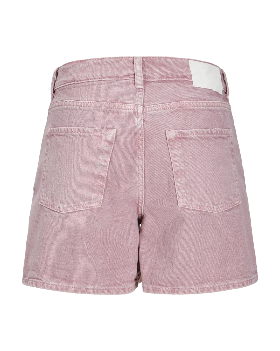 Lyserøde denimshorts set bagfra med to baglommer. Stillet mod en hvid baggrund.