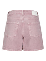 Lyserøde denimshorts set bagfra med to baglommer. Stillet mod en hvid baggrund.