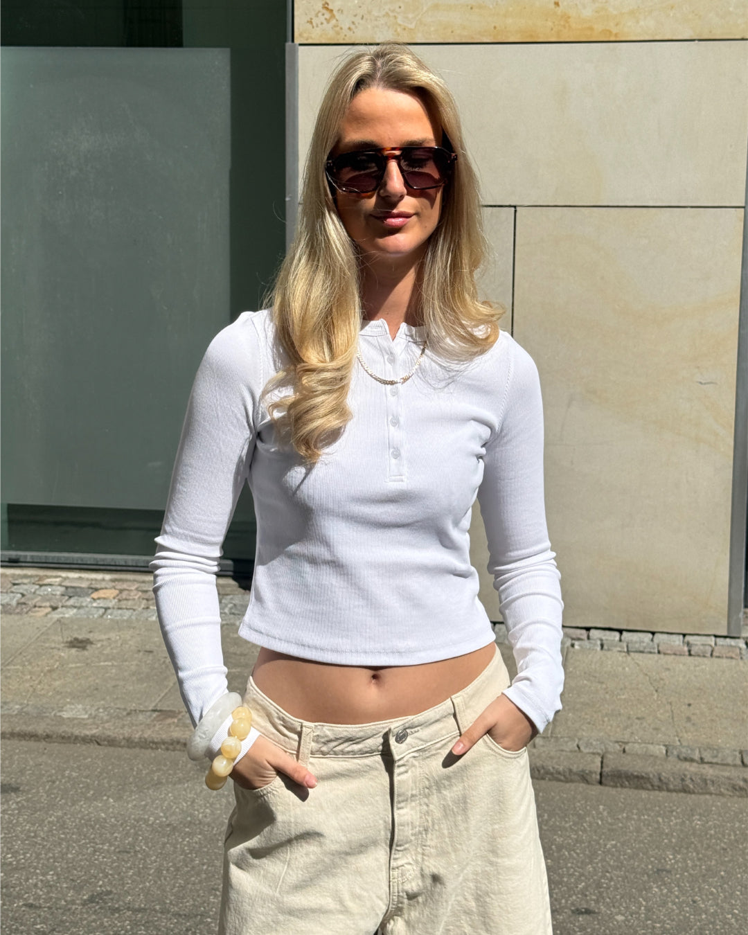 Stemningsbillede af pige der bærer LAYLAH solbriller.  Fra BySofieSønderby