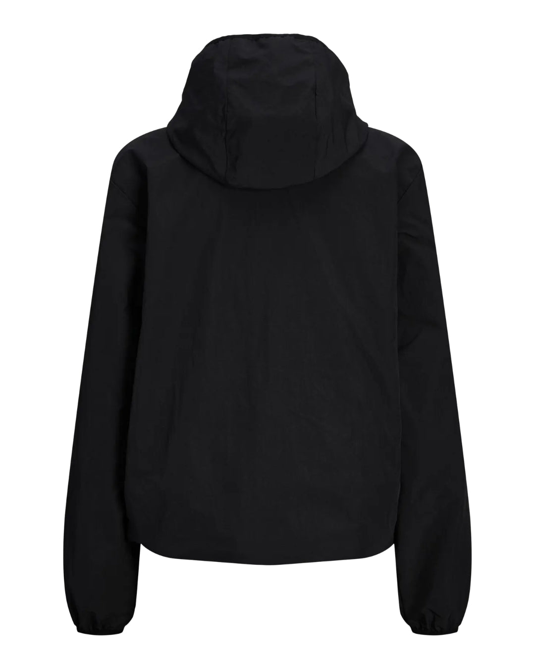 Sort jakke set bagfra, hængende i stående position. Jakken har en hætte og lange ærmer, i en neutral, ensfarvet stil uden synlige dekorationer, stillet mod en hvid baggrund.